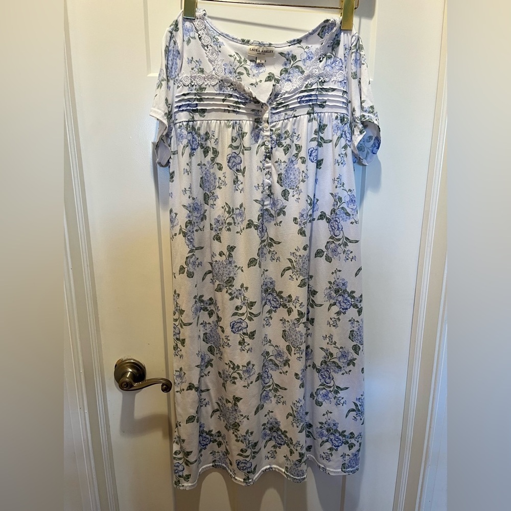Floral Nightgown with Blue and White Pattern laura Ashley small